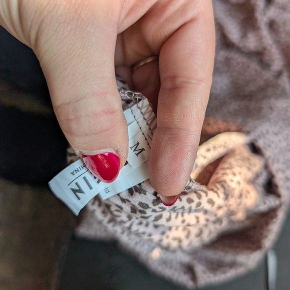 2/$20 Cute dress Pink Cheetah Tiered Shirt Sleeve Tie Front Medium - Picture 7 of 7